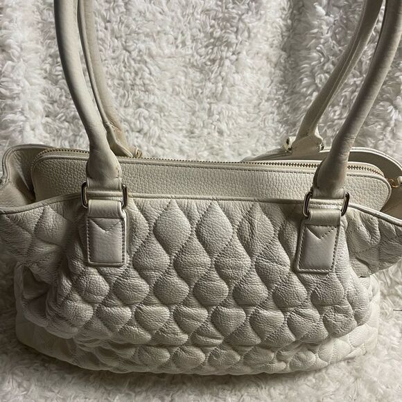 Vera Bradley White Quilted large shoulder bag with gold tone hardwares. - Picture 4 of 12